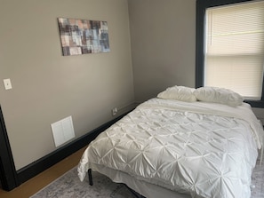 3 quartos, cofres nos quartos, Wi-Fi de cortesia, roupa de cama