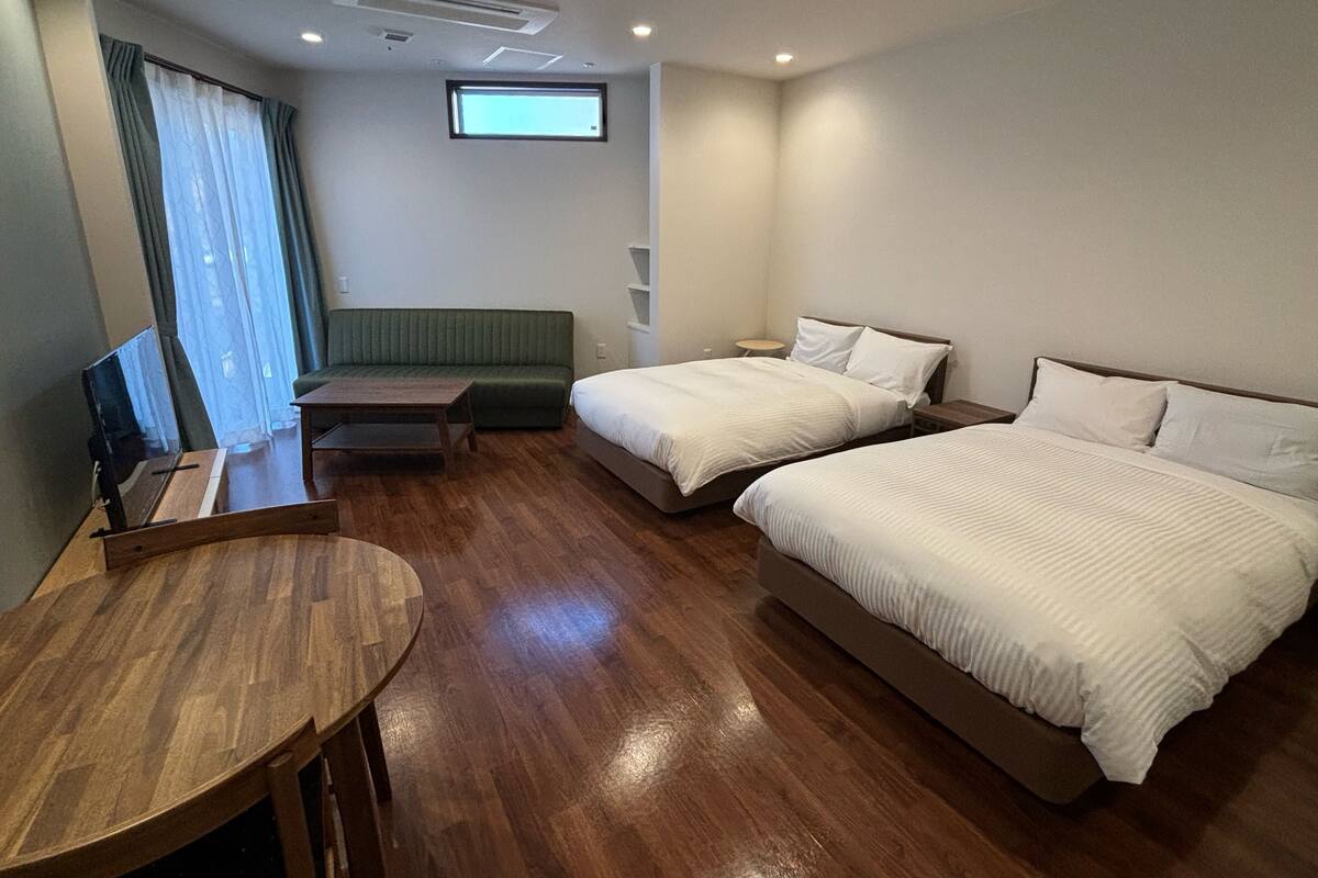 Edredones de plumas, wifi gratis, ropa de cama