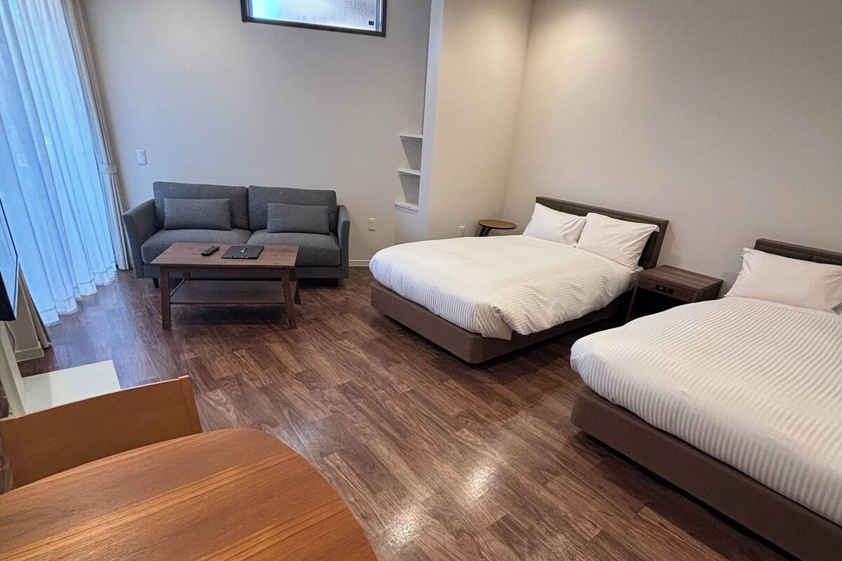 Edredones de plumas, wifi gratis, ropa de cama