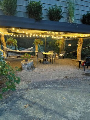 Outdoor dining - Treebreeze: A whimsical TREEHOUSE experience (Mt. Juliet)