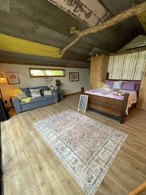 1 bedroom, iron/ironing board, bed sheets - Treebreeze: A whimsical TREEHOUSE experience (Mt. Juliet)