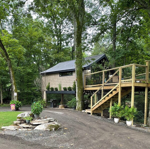 Exterior - Treebreeze: A whimsical TREEHOUSE experience (Mt. Juliet)