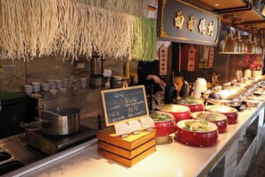 Buffet déjeuner gratuit tous les jours