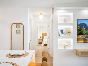 3 habitaciones, escritorio y tabla de planchar con plancha 