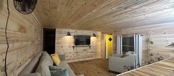 The Hive at Millwood Lake! Comfy, Cozy and Clean!