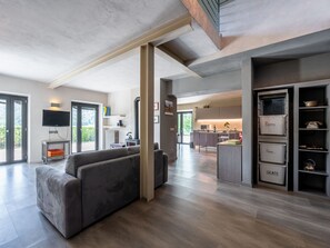 TV, fireplace