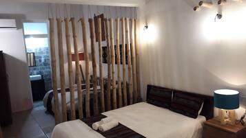5 bedrooms, iron/ironing board, WiFi, bed sheets