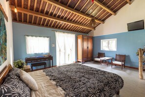 5 bedrooms, iron/ironing board, WiFi, bed sheets