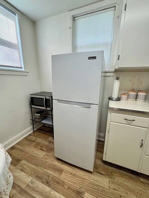 Køleskab, mikrobølgeovn, ovn, kogeplade