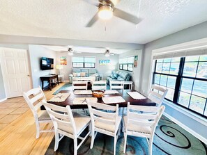Dining - Spacious & Clean, Firepit, Grill, EV Charger, 3min to Beach, Dogs OK Fenced yard (St. Augustine)