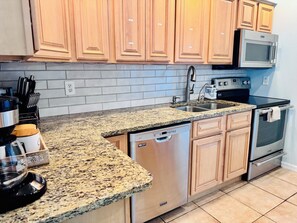 Køleskab, mikrobølgeovn, ovn, kogeplade