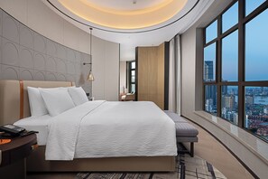 Signature Studio Suite | Premium bedding, down comforters, desk, laptop workspace - Wanda Yi Wuhan (Wuhan)