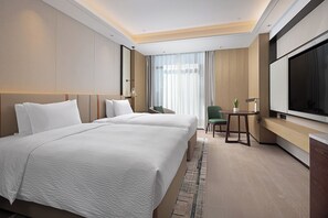 Premium bedding, down comforters, desk, laptop workspace - Wanda Yi Wuhan (Wuhan)