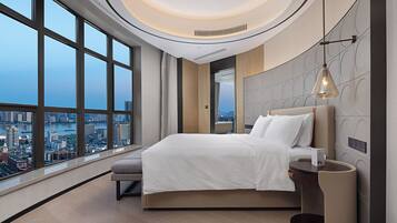 Signature Studio Suite | Premium bedding, down duvets, desk, laptop workspace