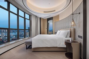 Suite Studio Signature | Literie de qualité supérieure, couette en duvet d'oie, bureau