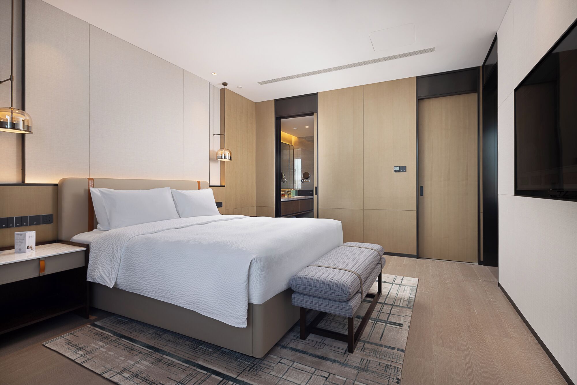 Business Studio Suite | Premium bedding, down comforters, desk, laptop workspace