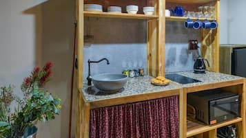 Family Studio Suite | Private kitchen | Mini-fridge, microwave, stovetop, cookware/dishes/utensils