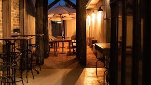 Outdoor dining - The Staging Post (Longreach)
