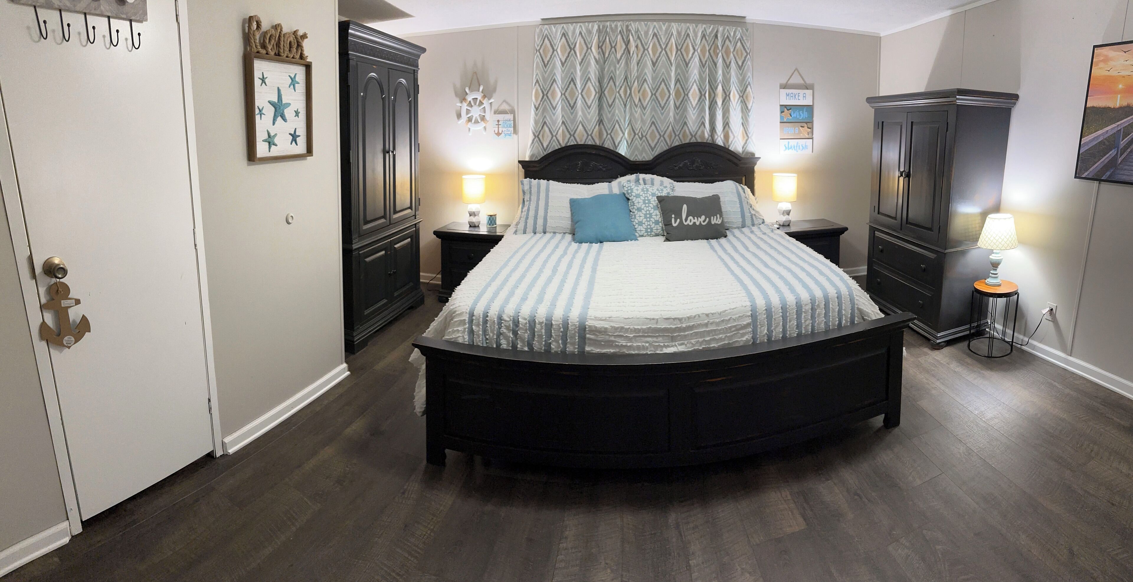 3 室のベッドルーム、デスク、WiFi、ベッドシーツ