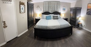 3 bedrooms, desk, WiFi, bed sheets
