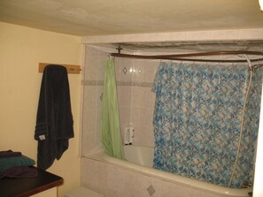 Haartrockner, Handtücher, Seife, Toilettenpapier