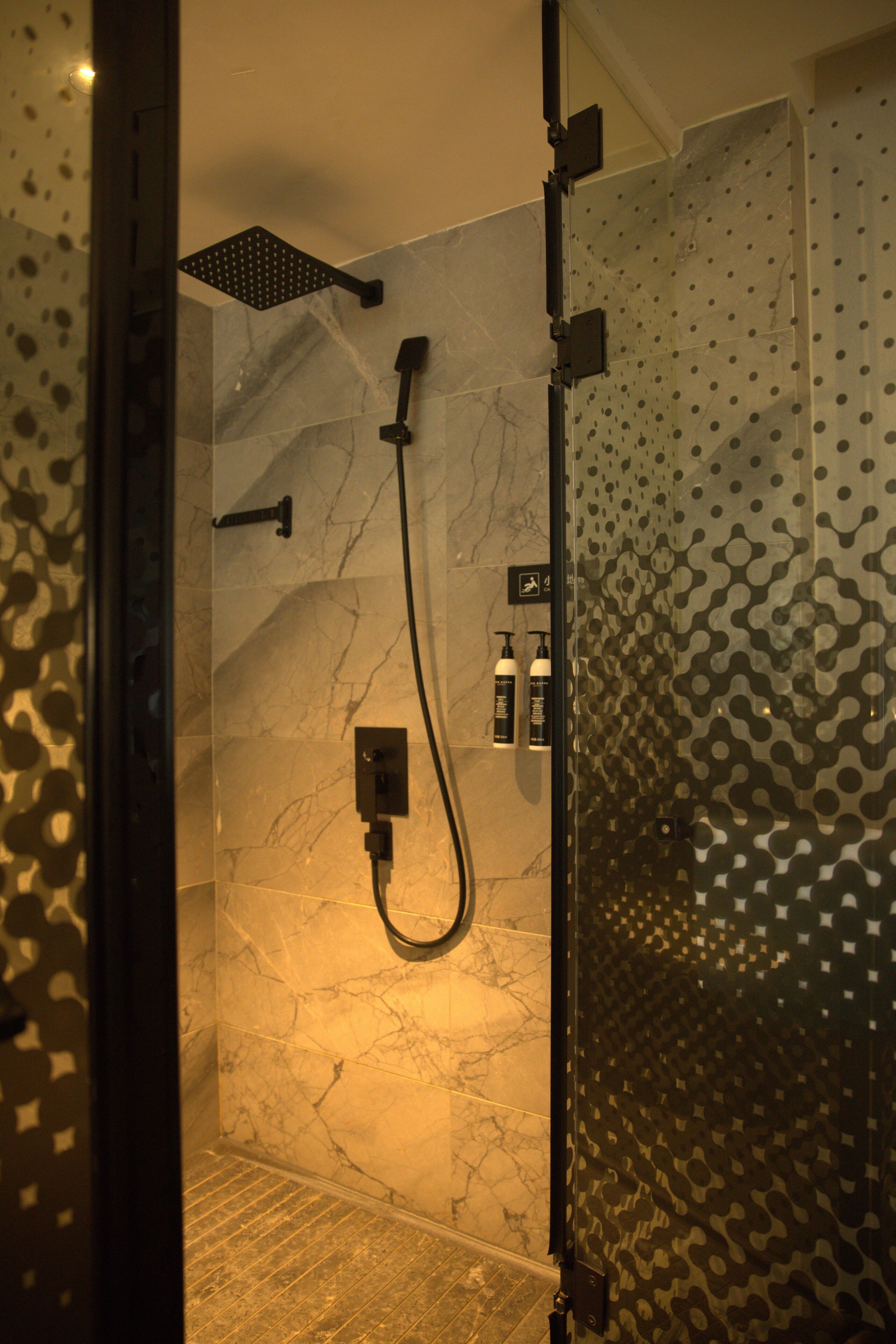 Amenidades de baño gratuitas, secadora de cabello, batas, toallas 