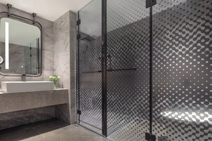 Luxury Twin Room, Lake View | Bathroom