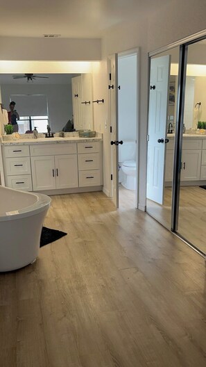 Een douche, een haardroger, handdoeken, zeep