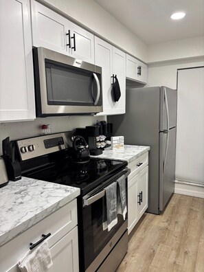 Refrigerador, microondas, horno y parrilla de estufa 