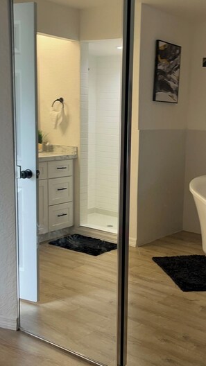 Een douche, een haardroger, handdoeken, zeep