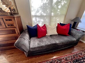 TV - Princeton · Princeton Gem/4BR/Fast Wifi/Workspace/Open Concept (Princeton)