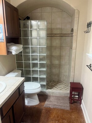 Dusche, Haartrockner, Handtücher, Seife