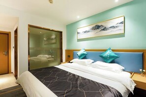 A hotel room with a bed, a nightstand, a painting, and a sliding door. - Chonpines Hotel (Shengyang Provincial Government, Changjiang North Street, Beilin) (Shenyang)