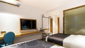 A hotel room with two beds, a desk, a chair, a TV, and a window. - Chonpines Hotel (Shengyang Provincial Government, Changjiang North Street, Beilin) (Shenyang)