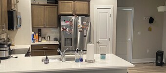 3-bedroom townhome in awesome Ankeny with WiFi, fitness room, AC