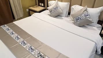 Junior Studio Suite | Hypo-allergenic bedding, minibar, in-room safe, iron/ironing board