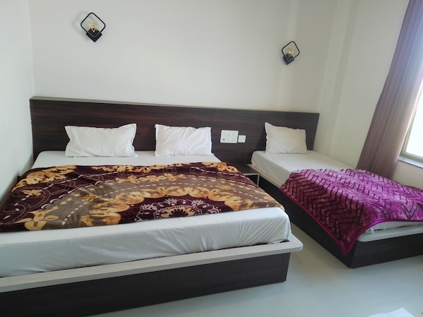 Classic Triple Room, Balcony, City View