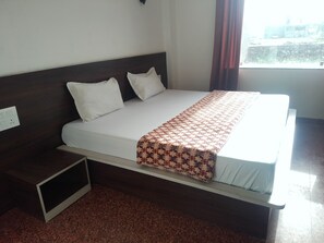 Chambre Double, 1 très grand lit, balcon, vue ville