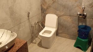 Ein Badezimmer mit Toilette, Bidet und Waschbecken.