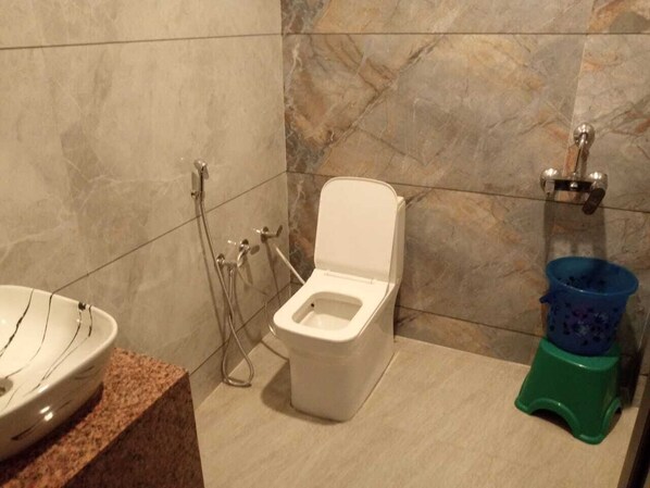 A bathroom with a toilet, bidet, and a sink. - Mahendra Palace (Danta Ramgarh)