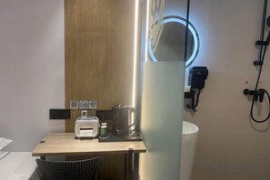 Bathroom - Changee Hotel MINI (Shanghai Pudong Jinqiao Road Subway Station) (Shanghai)