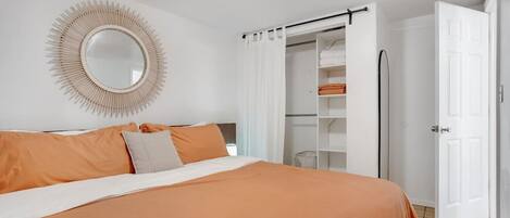 2 bedrooms, desk, WiFi