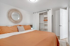 2 bedrooms, desk, WiFi