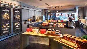 Una cocina moderna con barra de buffet, que incluye diferentes alimentos y utensilios de cocina.