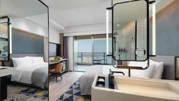Quarto solteiro clássico, sacada | Cofres nos quartos, Wi-Fi de cortesia