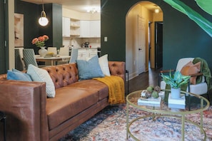 Smart TV - New Heritage With King Bd Balcony Free Parking Quiet Area Near City in Philly (Philadelphia)