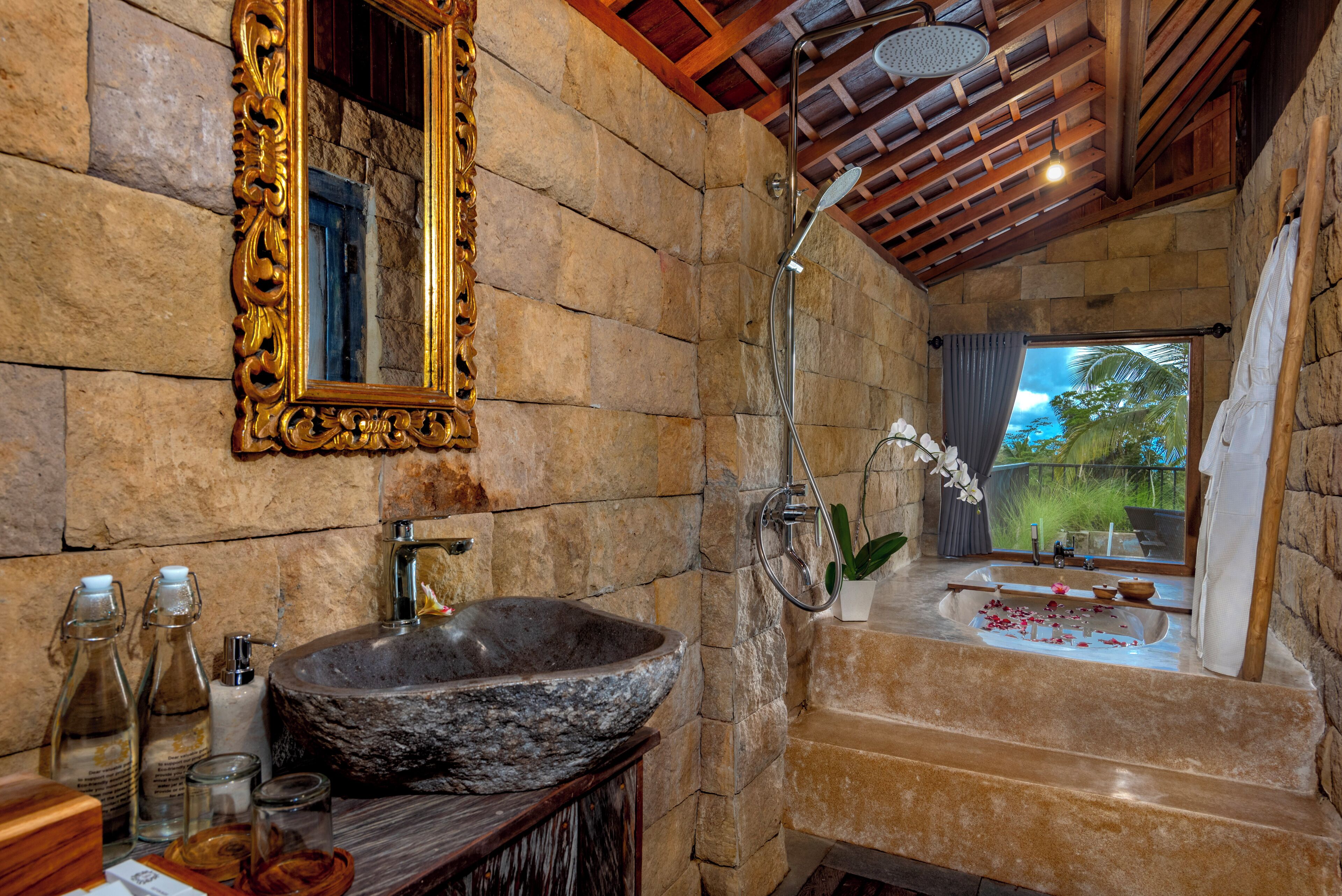 Hoshi Royal Villa | Baño | Secador de pelo, zapatillas, jabón y champú