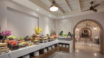 Daily self-serve breakfast (CNY 89 per person)