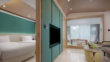 Minibar, caja de seguridad en la habitación y escritorio