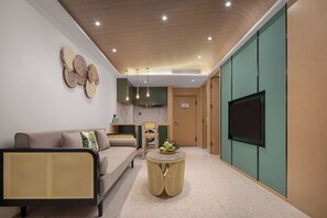 Minibar, Zimmersafe, Schreibtisch, laptopgeeigneter Arbeitsplatz